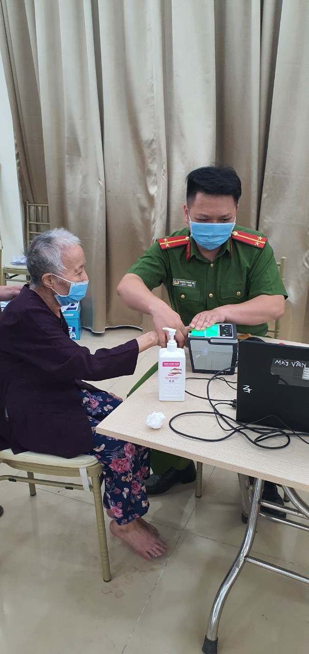 Công an quận Thanh Xuân (Hà Nội): Đẩy nhanh tiến độ cấp thẻ CCCD cho người dân  - Ảnh 3.