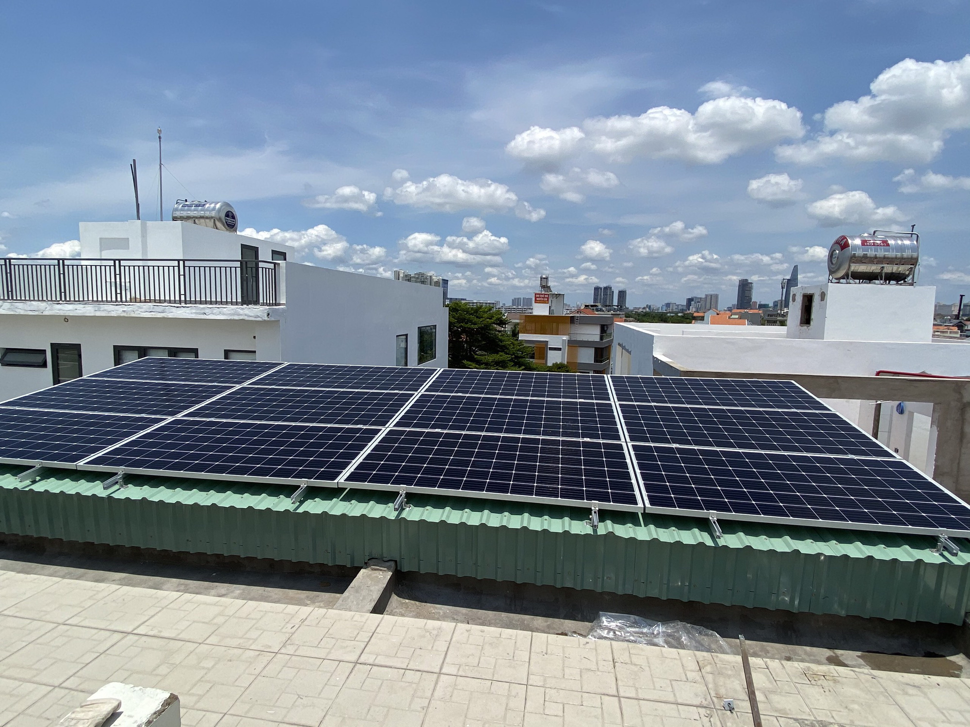 Nhu cầu lắp đặt điện mặt trời áp mái ở Việt Nam vẫn sẽ mạnh mẽ, dù có giá FIT hay không - Ảnh 1.