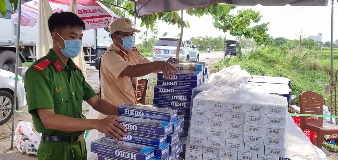 Chốt kiểm dịch phát hiện xe ô tô chở gần 5.000 bao thuốc lá không rõ nguồn gốc - Ảnh 1. Chốt kiểm dịch phát hiện xe ô tô chở gần 5.000 bao thuốc lá không rõ nguồn gốc - Ảnh 1.
