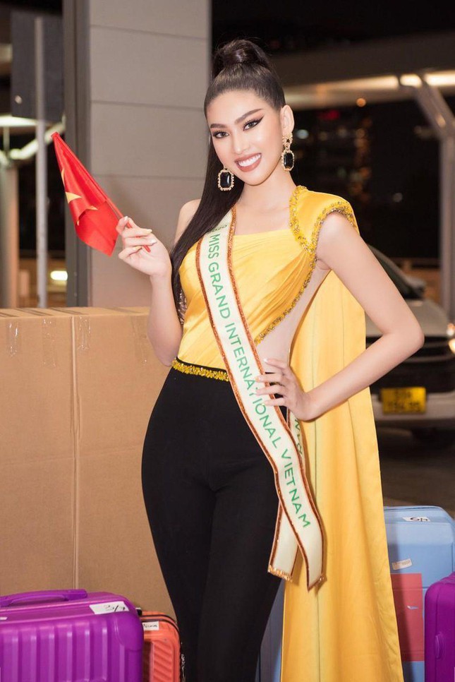 Á hậu Ngọc Thảo tham dự cuộc thi 'Hoa hậu của các Hoa hậu' năm 2020 - Ảnh 1.