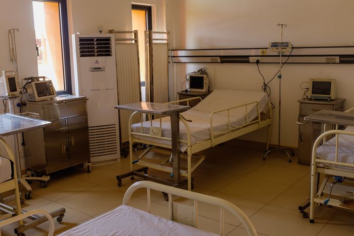 Vùng đất kỳ lạ bị Covid-19 lãng quên: Cơ sở cách ly phủ bụi, trung tâm điều trị bỏ hoang nhiều tháng nay, người dân không cần đeo khẩu trang - Ảnh 2. Vùng đất kỳ lạ bị Covid-19 lãng quên: Cơ sở cách ly phủ bụi, trung tâm điều trị bỏ hoang nhiều tháng nay, người dân không cần đeo khẩu trang - Ảnh 2.