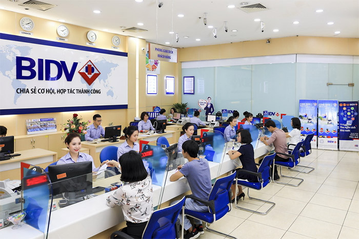 Lãi suất tiết kiệm thấp kỷ lục trong vòng 10 năm, gửi tiền tại đâu đang có lợi nhất? - Ảnh 1. Lãi suất tiết kiệm thấp kỷ lục trong vòng 10 năm, gửi tiền tại đâu đang có lợi nhất? - Ảnh 1.