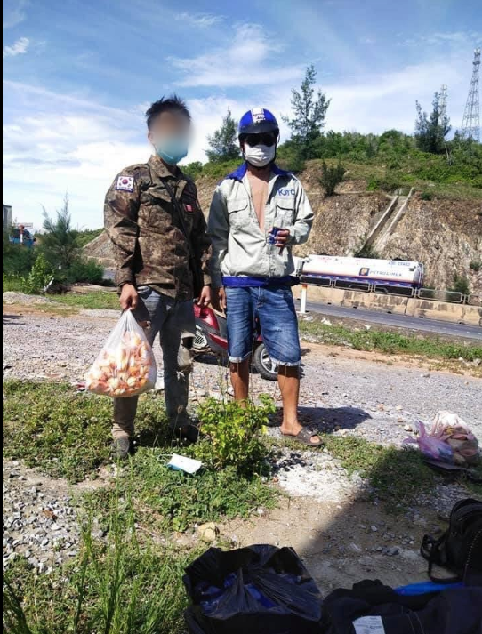 Nhóm lao động đi xe máy từ Sài Gòn về Nghệ An ngủ bên vệ đường, hành động của anh thợ hồ Quảng Bình gây xúc động - Ảnh 2. Nhóm lao động đi xe máy từ Sài Gòn về Nghệ An ngủ bên vệ đường, hành động của anh thợ hồ Quảng Bình gây xúc động - Ảnh 2.