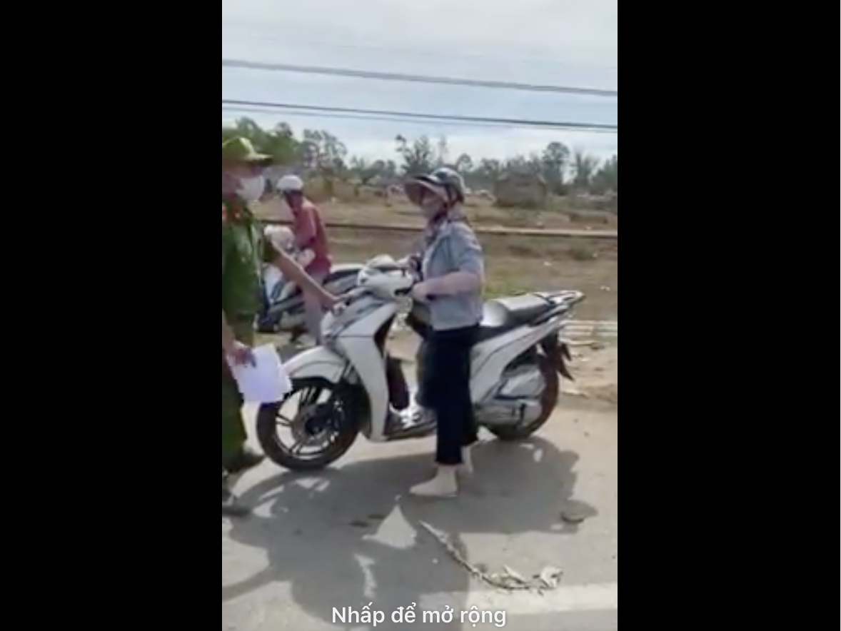 Đà Nẵng: Người phụ nữ làm loạn ở chốt kiểm soát, liên tục chửi bới chiến sĩ Công an - Ảnh 1. Đà Nẵng: Người phụ nữ làm loạn ở chốt kiểm soát, liên tục chửi bới chiến sĩ Công an - Ảnh 1.