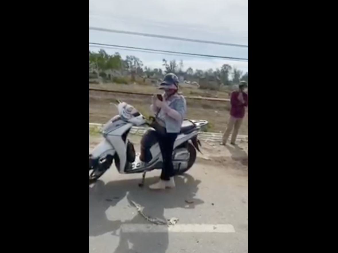 Đà Nẵng: Người phụ nữ làm loạn ở chốt kiểm soát, liên tục chửi bới chiến sĩ Công an - Ảnh 2. Đà Nẵng: Người phụ nữ làm loạn ở chốt kiểm soát, liên tục chửi bới chiến sĩ Công an - Ảnh 2.
