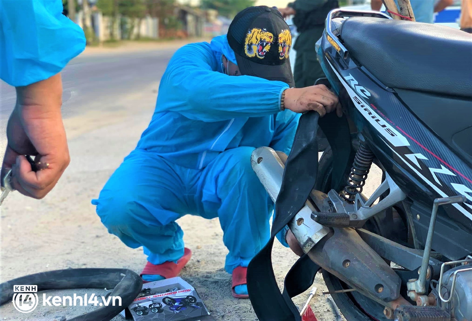 Biệt đội áo xanh xuyên đêm sửa xe miễn phí, tiếp sức cho người dân chạy xe máy từ TP.HCM về quê - Ảnh 3. Biệt đội áo xanh xuyên đêm sửa xe miễn phí, tiếp sức cho người dân chạy xe máy từ TP.HCM về quê - Ảnh 3.