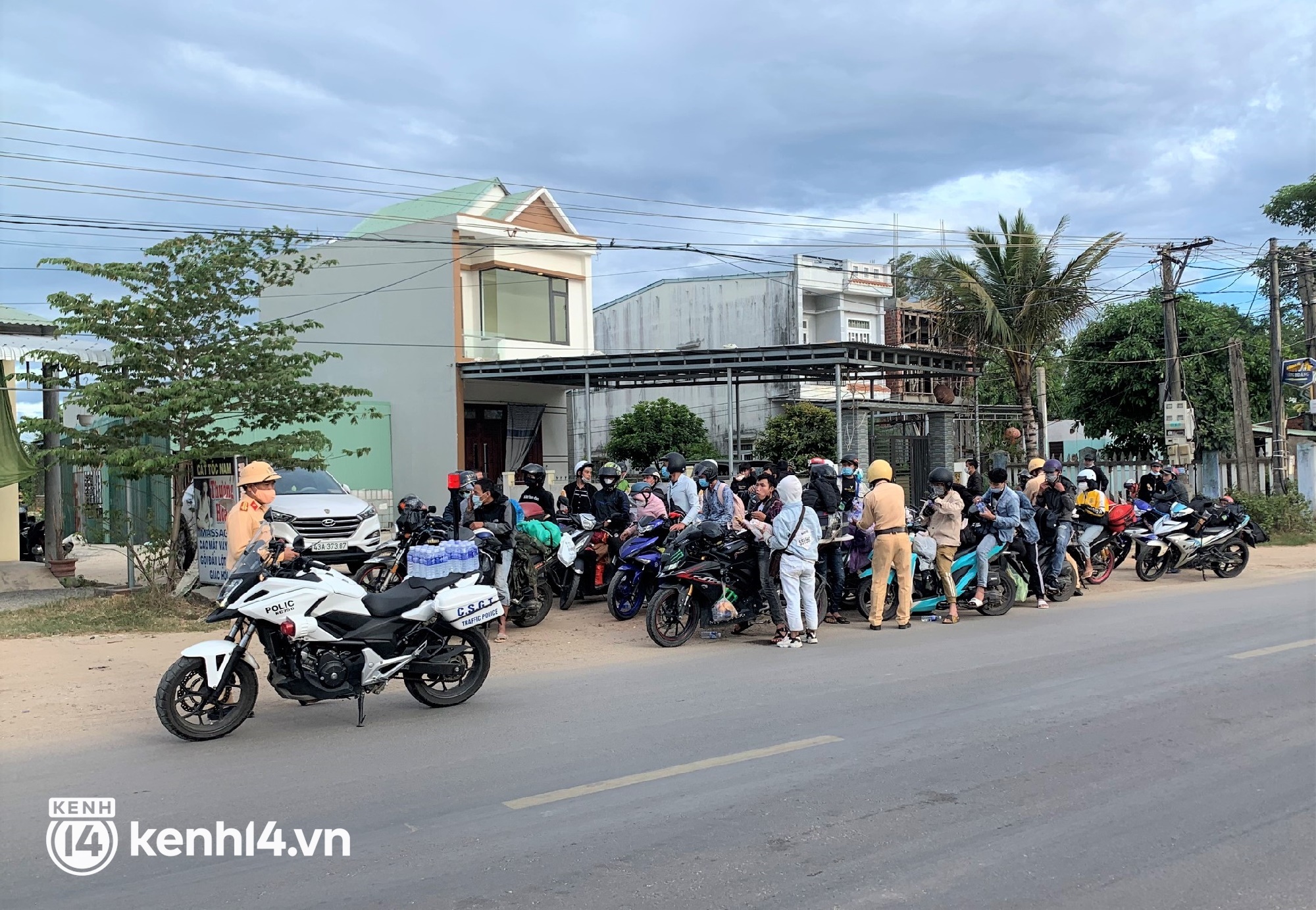 Biệt đội áo xanh xuyên đêm sửa xe miễn phí, tiếp sức cho người dân chạy xe máy từ TP.HCM về quê - Ảnh 1. Biệt đội áo xanh xuyên đêm sửa xe miễn phí, tiếp sức cho người dân chạy xe máy từ TP.HCM về quê - Ảnh 1.