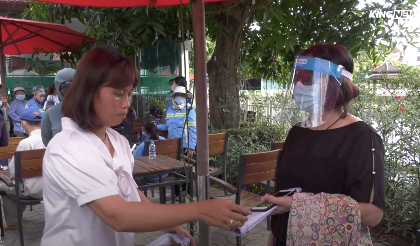 Màn tranh cãi nảy lửa khiến vị đại diện đuối lý, phải trả đủ lương cho công nhân thu gom rác - Ảnh 5. Màn tranh cãi nảy lửa khiến vị đại diện đuối lý, phải trả đủ lương cho công nhân thu gom rác - Ảnh 5.