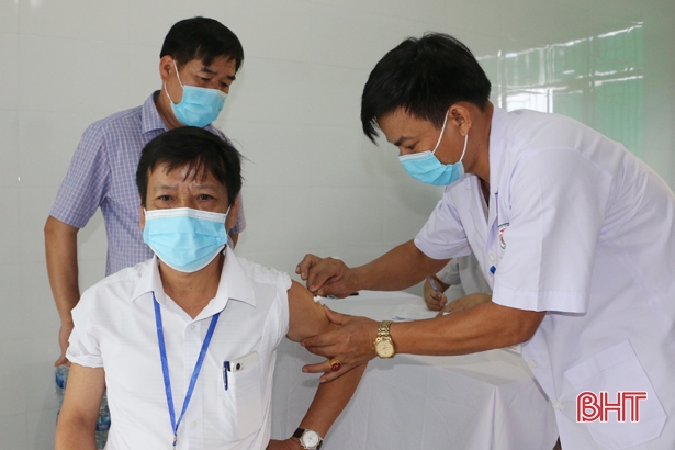 Hà Tĩnh: 45.201 người đã được tiêm vắc-xin phòng COVID-19 đợt thứ 4 - Ảnh 1.