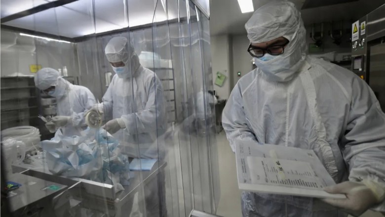 Bên trong vườn nuôi cấy virus chế tạo vaccine Covid-19 của Trung Quốc: Rộng 3.600 m2, cao 4 tầng, đã cung ứng hơn 1 tỷ liều vaccine ra thị trường - Ảnh 2.