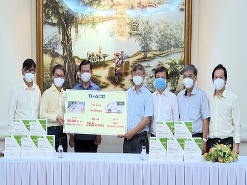 THACO Trường Hải tặng Đồng Nai 5 xe lưu động tiêm vắc xin và nhiều trang thiết bị y tế - Ảnh 1.
