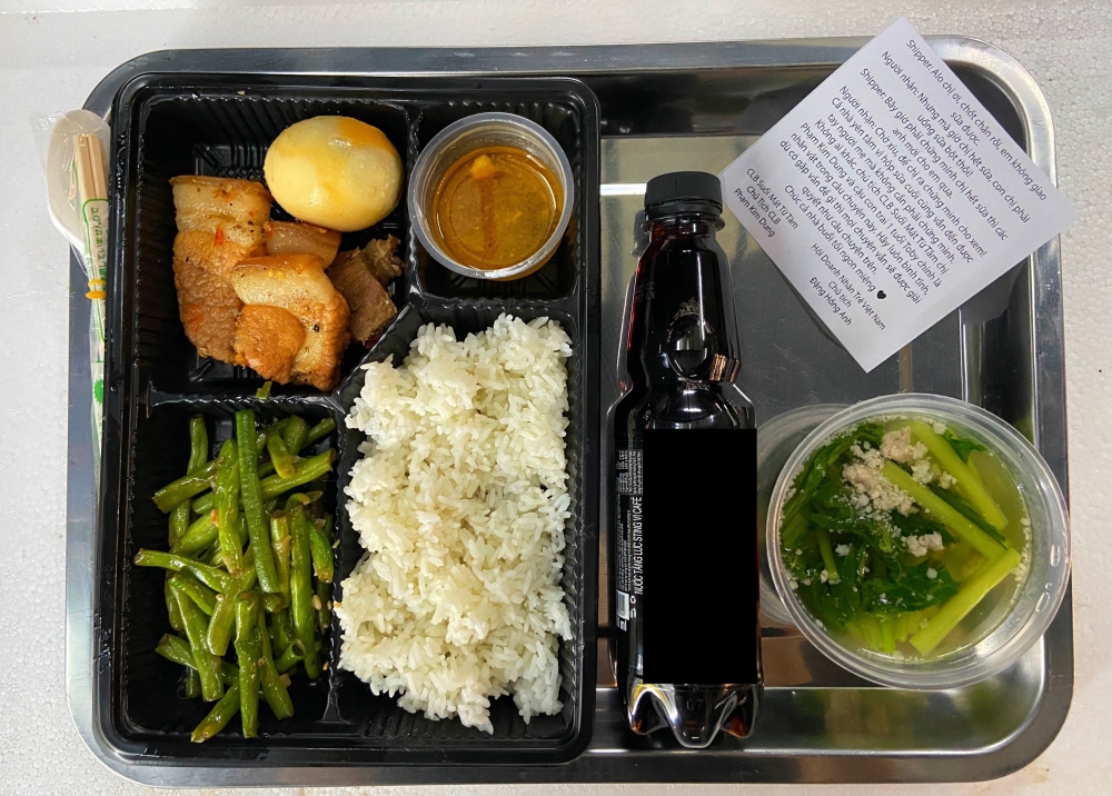 Căn bếp từ thiện có menu xịn xò mùa dịch của bà trùm Hoa hậu: Bún bò, thịt kho ruốc Huế và loạt món ngon ăn là mê! - Ảnh 4. Căn bếp từ thiện có menu xịn xò mùa dịch của bà trùm Hoa hậu: Bún bò, thịt kho ruốc Huế và loạt món ngon ăn là mê! - Ảnh 4.