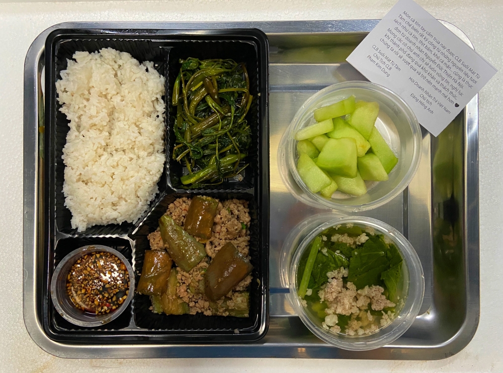 Căn bếp từ thiện có menu xịn xò mùa dịch của bà trùm Hoa hậu: Bún bò, thịt kho ruốc Huế và loạt món ngon ăn là mê! - Ảnh 5. Căn bếp từ thiện có menu xịn xò mùa dịch của bà trùm Hoa hậu: Bún bò, thịt kho ruốc Huế và loạt món ngon ăn là mê! - Ảnh 5.