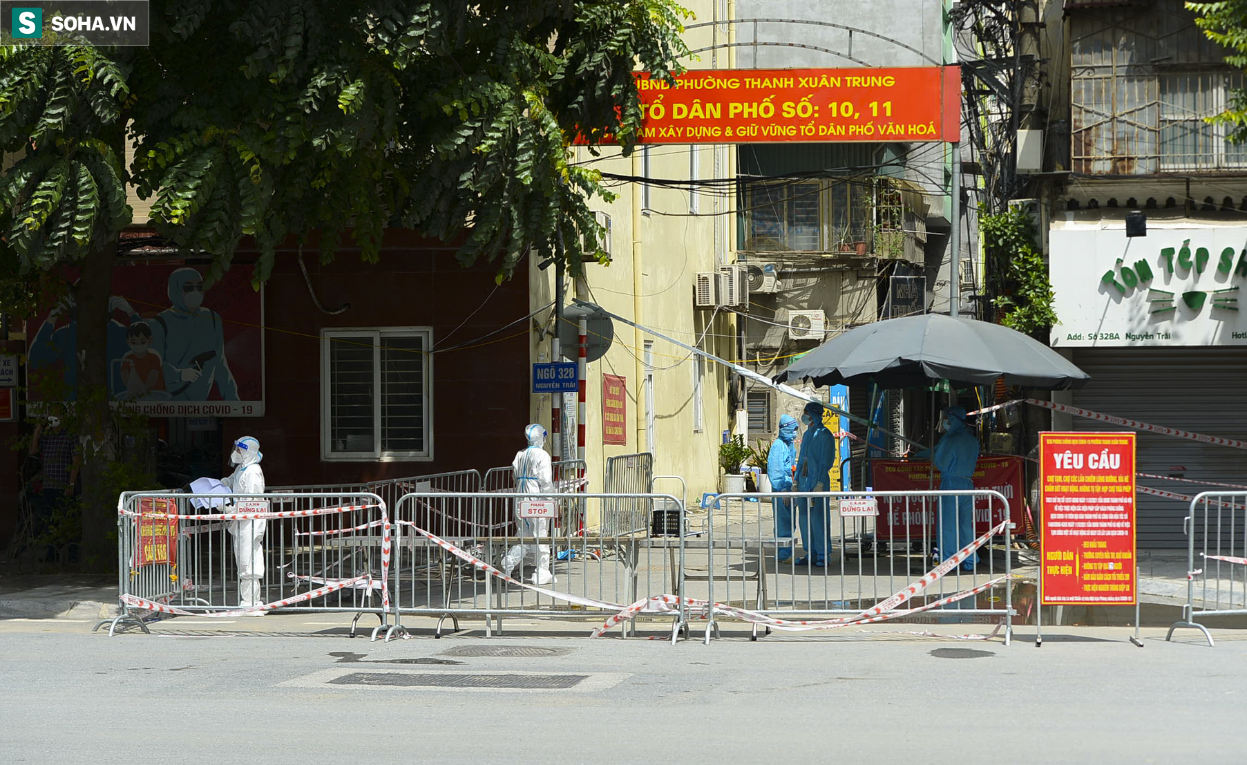 Hà Nội: Cận cảnh đưa F0 tại ổ dịch phường Thanh Xuân Trung đi cách ly, điều trị - Ảnh 1. Hà Nội: Cận cảnh đưa F0 tại ổ dịch phường Thanh Xuân Trung đi cách ly, điều trị - Ảnh 1.
