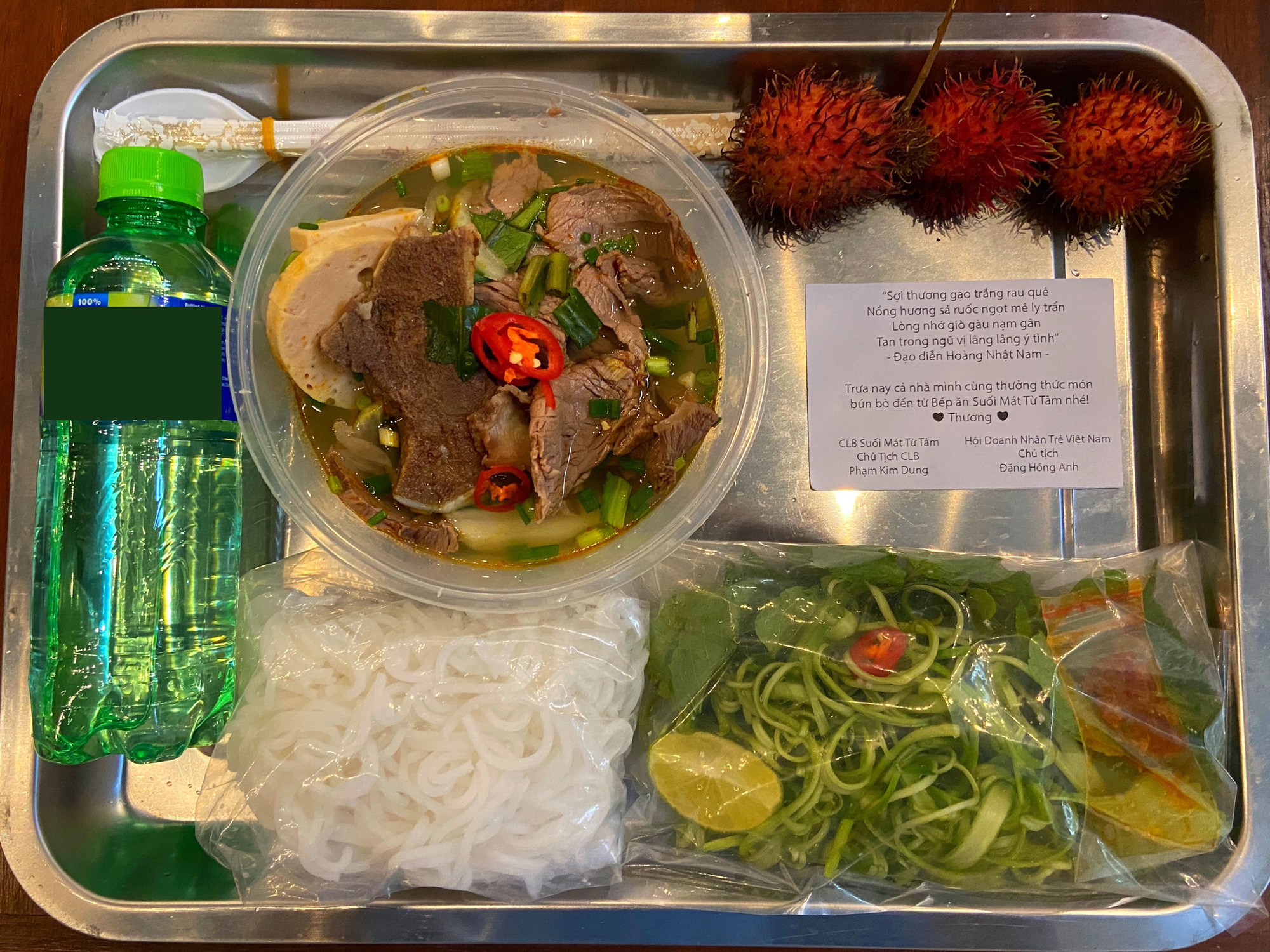 Căn bếp từ thiện có menu xịn xò mùa dịch của bà trùm Hoa hậu: Bún bò, thịt kho ruốc Huế và loạt món ngon ăn là mê! - Ảnh 2. Căn bếp từ thiện có menu xịn xò mùa dịch của bà trùm Hoa hậu: Bún bò, thịt kho ruốc Huế và loạt món ngon ăn là mê! - Ảnh 2.