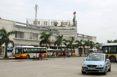 Hà Nội: Trưng dụng bến xe, sân vận động dùng để tập kết trung chuyển hàng hóa - Ảnh 1.