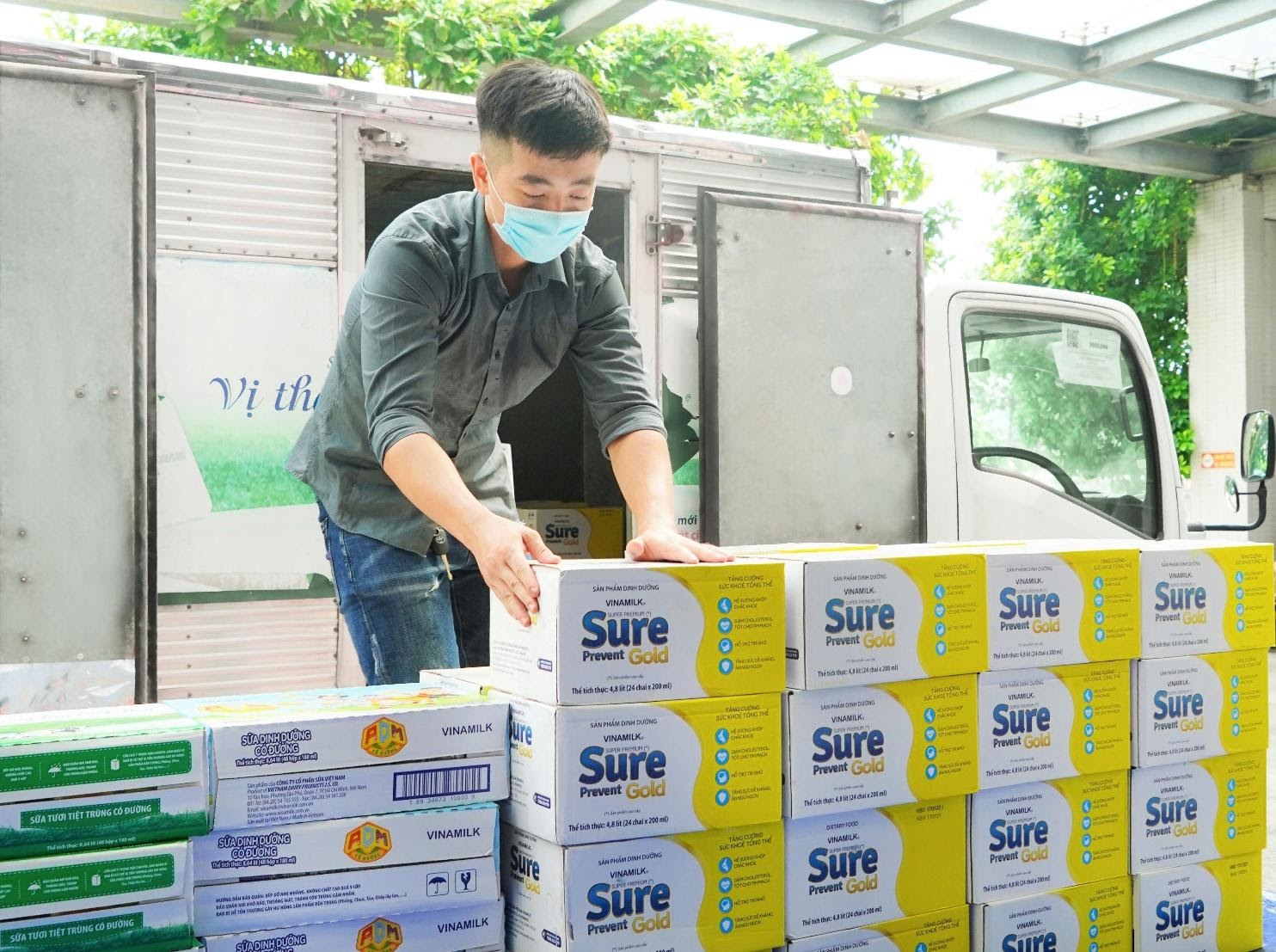 Vượt khó khăn giãn cách, Vinamilk thực hiện chuỗi hoạt động tiếp sức tuyến đầu tại 50 bệnh viện trên cả nước - Ảnh 1. Vượt khó khăn giãn cách, Vinamilk thực hiện chuỗi hoạt động tiếp sức tuyến đầu tại 50 bệnh viện trên cả nước - Ảnh 1.