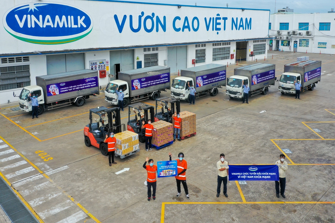 Vượt khó khăn giãn cách, Vinamilk thực hiện chuỗi hoạt động tiếp sức tuyến đầu tại 50 bệnh viện trên cả nước - Ảnh 2. Vượt khó khăn giãn cách, Vinamilk thực hiện chuỗi hoạt động tiếp sức tuyến đầu tại 50 bệnh viện trên cả nước - Ảnh 2.