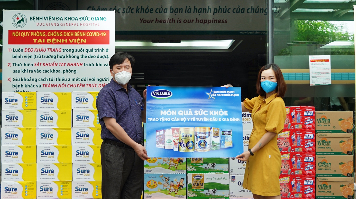 Vượt khó khăn giãn cách, Vinamilk thực hiện chuỗi hoạt động tiếp sức tuyến đầu tại 50 bệnh viện trên cả nước - Ảnh 3. Vượt khó khăn giãn cách, Vinamilk thực hiện chuỗi hoạt động tiếp sức tuyến đầu tại 50 bệnh viện trên cả nước - Ảnh 3.