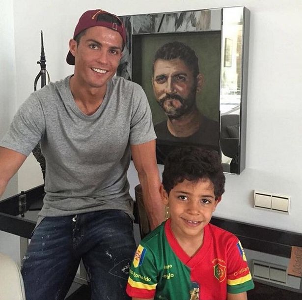 Nhận lương 15 tỷ/tuần khi quay lại Man United, Cristiano Ronaldo sẽ ở đâu, sinh hoạt thế nào? - Ảnh 3. Nhận lương 15 tỷ/tuần khi quay lại Man United, Cristiano Ronaldo sẽ ở đâu, sinh hoạt thế nào? - Ảnh 3.