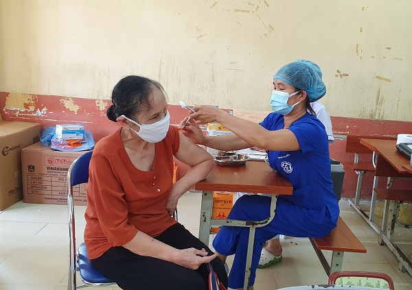 BV Bạch Mai cử 1.000 cán bộ y tế hỗ trợ Hà Nội xét nghiệm và tiêm chủng - Ảnh 1.