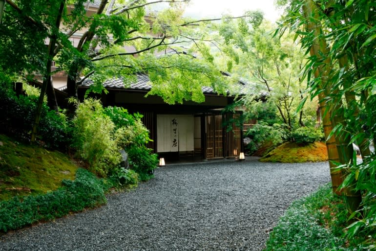 Lữ quán ryokan hơn 1300 năm tuổi : Hình thức kinh doanh gìn giữ văn hóa truyền thống và đức tính tỉ mỉ của Nhật Bản, chứa đựng sự đoan trang nữ tính okami-san - Ảnh 2.