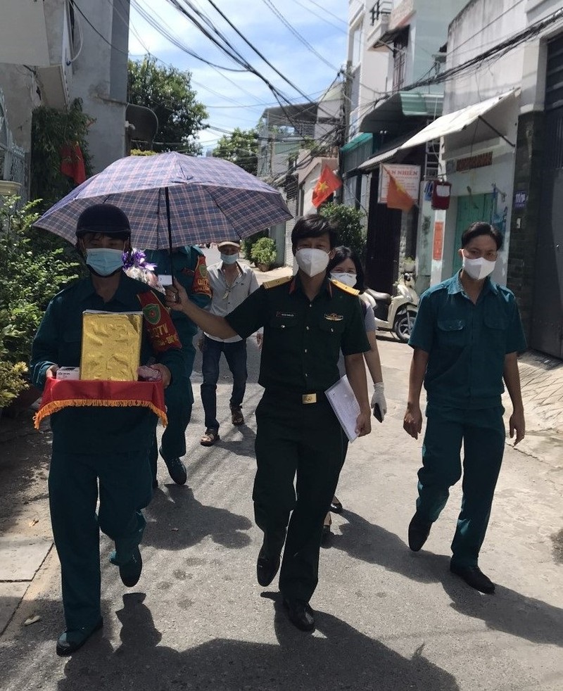 Đưa tro cốt người phụ nữ tử vong vì Covid về nhà, thiếu tá Nguyễn Trung Kiên chỉ thấy bé 4 tuổi ra nhận! - Ảnh 2. Đưa tro cốt người phụ nữ tử vong vì Covid về nhà, thiếu tá Nguyễn Trung Kiên chỉ thấy bé 4 tuổi ra nhận! - Ảnh 2.