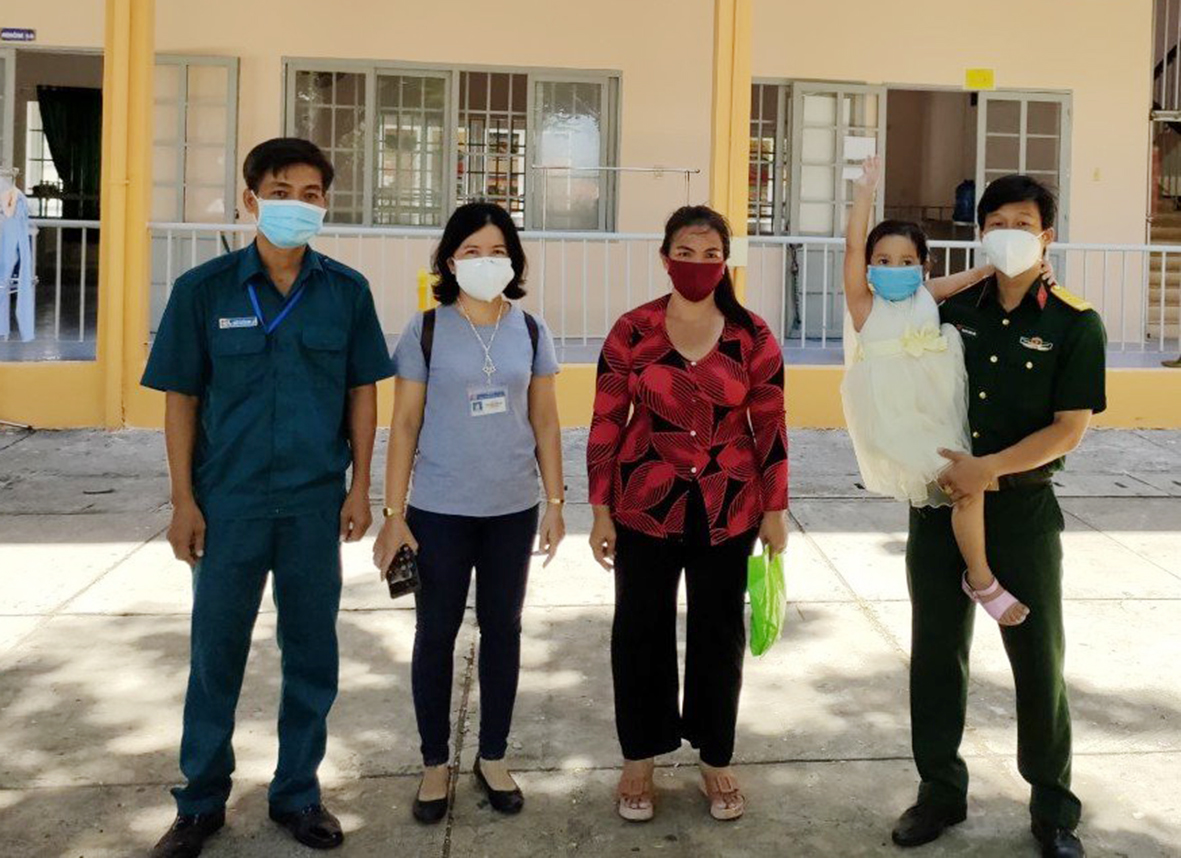 Đưa tro cốt người phụ nữ tử vong vì Covid về nhà, thiếu tá Nguyễn Trung Kiên chỉ thấy bé 4 tuổi ra nhận! - Ảnh 1. Đưa tro cốt người phụ nữ tử vong vì Covid về nhà, thiếu tá Nguyễn Trung Kiên chỉ thấy bé 4 tuổi ra nhận! - Ảnh 1.