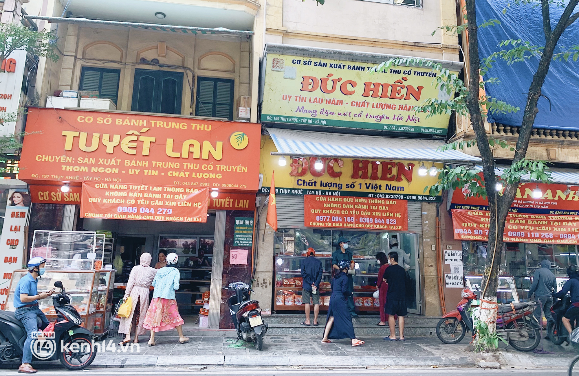 Đại chiến bánh Trung thu ngày cuối cùng: Có người mua liền lúc 44 chiếc, ai cũng tranh thủ hốt nốt - Ảnh 2. Đại chiến bánh Trung thu ngày cuối cùng: Có người mua liền lúc 44 chiếc, ai cũng tranh thủ hốt nốt - Ảnh 2.