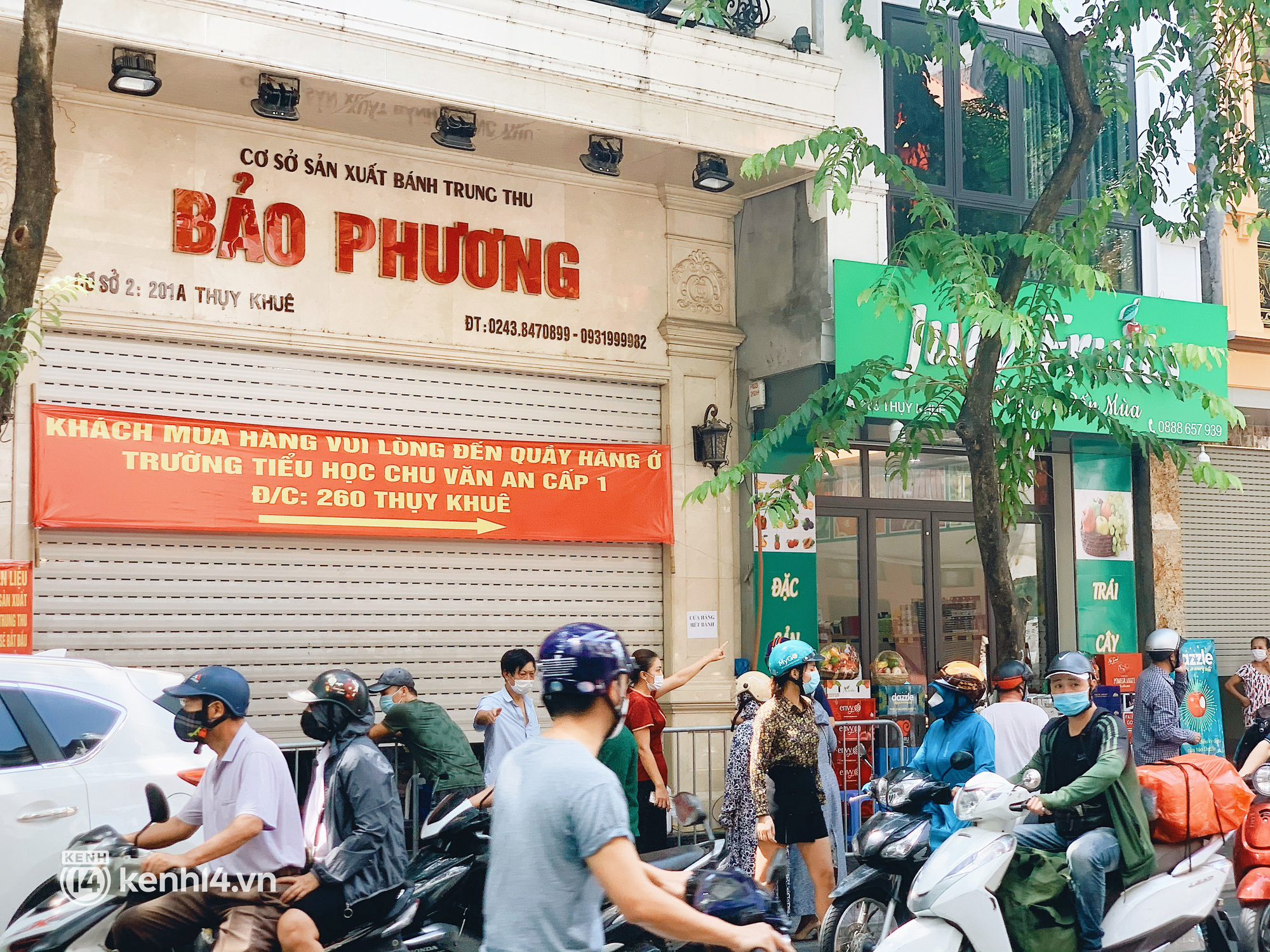 Đại chiến bánh Trung thu ngày cuối cùng: Có người mua liền lúc 44 chiếc, ai cũng tranh thủ hốt nốt - Ảnh 3. Đại chiến bánh Trung thu ngày cuối cùng: Có người mua liền lúc 44 chiếc, ai cũng tranh thủ hốt nốt - Ảnh 3.
