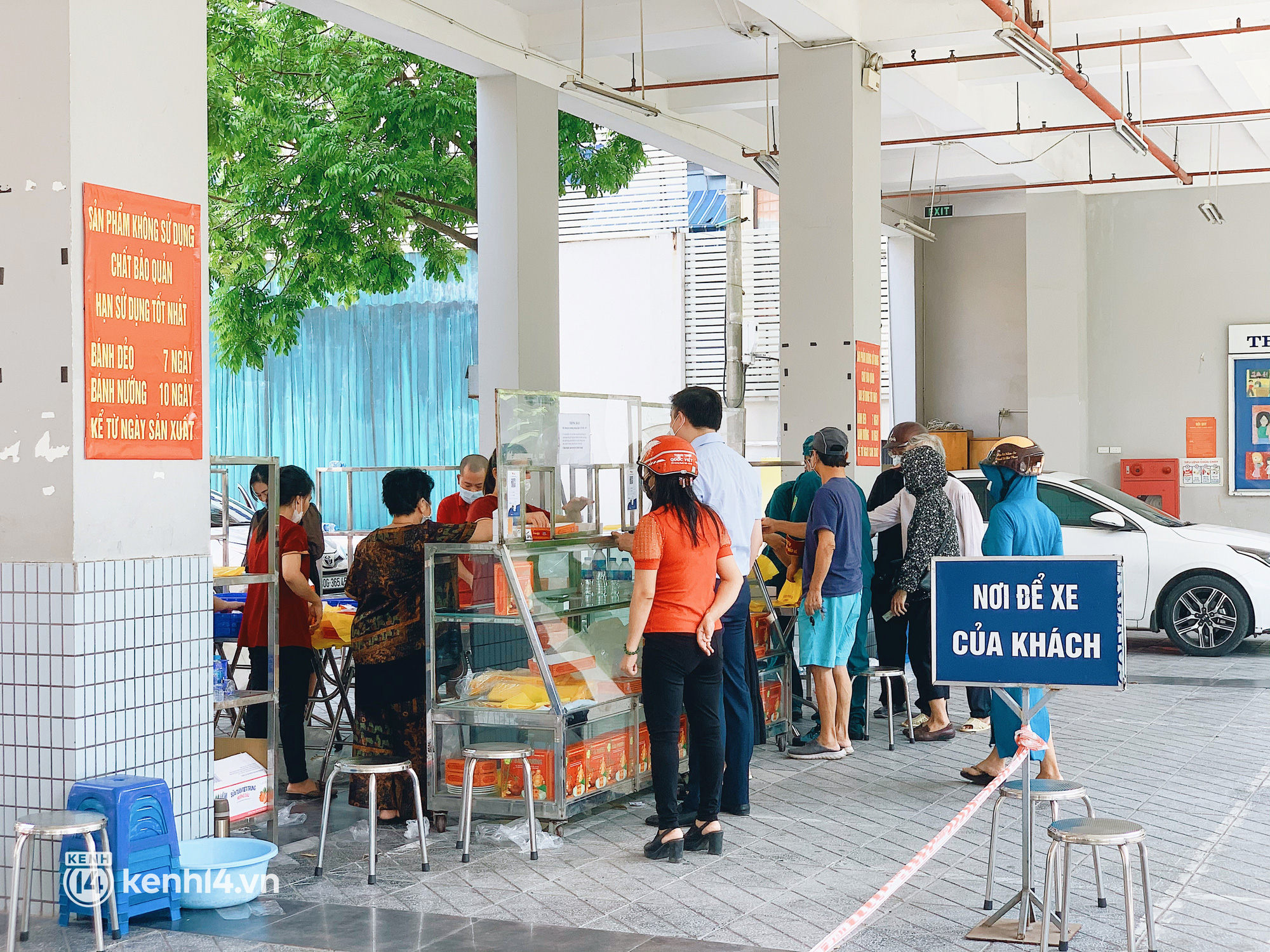 Đại chiến bánh Trung thu ngày cuối cùng: Có người mua liền lúc 44 chiếc, ai cũng tranh thủ hốt nốt - Ảnh 4. Đại chiến bánh Trung thu ngày cuối cùng: Có người mua liền lúc 44 chiếc, ai cũng tranh thủ hốt nốt - Ảnh 4.