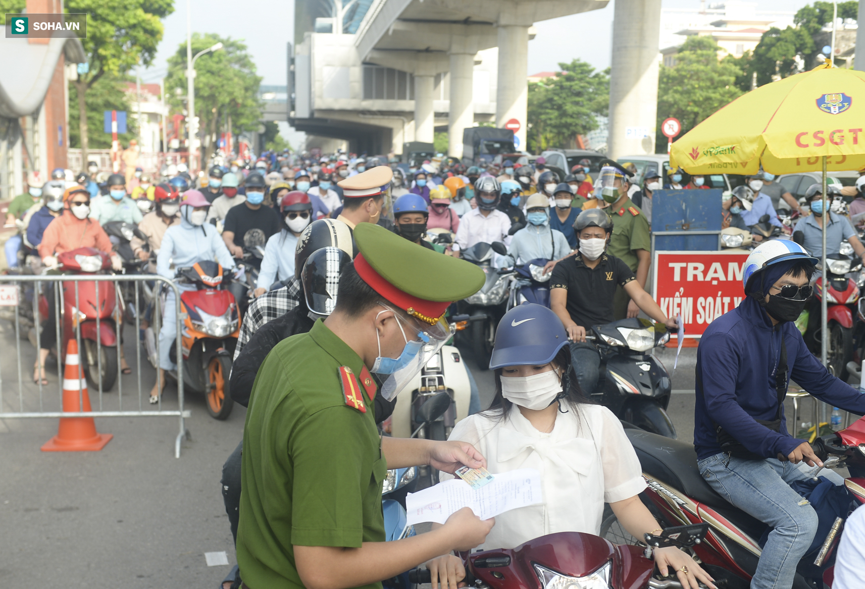 Hà Nội: Người dân muốn ra vào thành phố cần chuẩn bị những giấy tờ gì? - Ảnh 1. Hà Nội: Người dân muốn ra vào thành phố cần chuẩn bị những giấy tờ gì? - Ảnh 1.