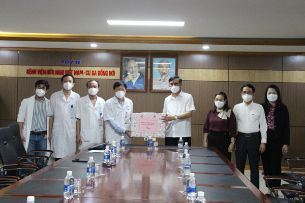 Quảng Bình: Chủ tịch UBND tỉnh thăm, động viên các lực lượng y tế đang làm nhiệm vụ  - Ảnh 2.