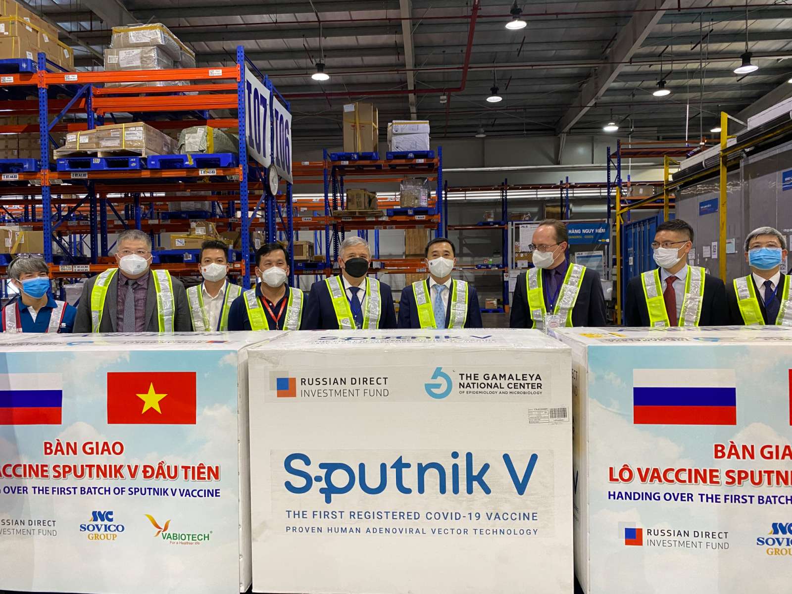 Việt Nam tiếp nhận lô vaccine Sputnik V đầu tiên - Ảnh 1.