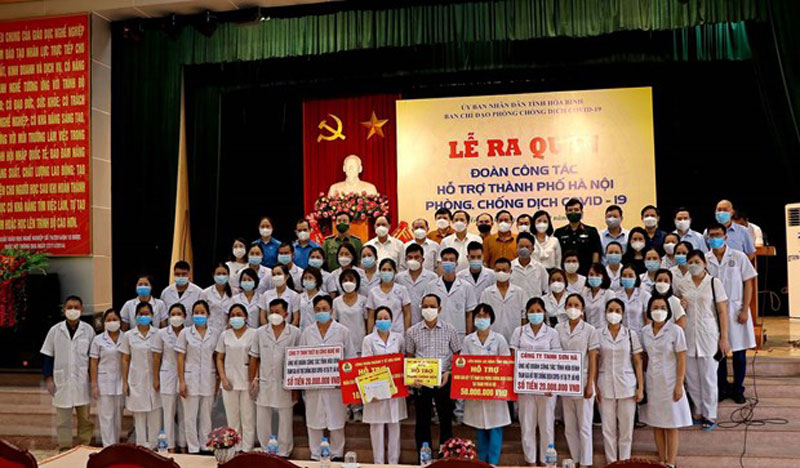 Hà Nội: Khen thưởng 18 đoàn cán bộ y tế các tỉnh, thành phố hỗ trợ phòng, chống dịch COVID-19 - Ảnh 1.