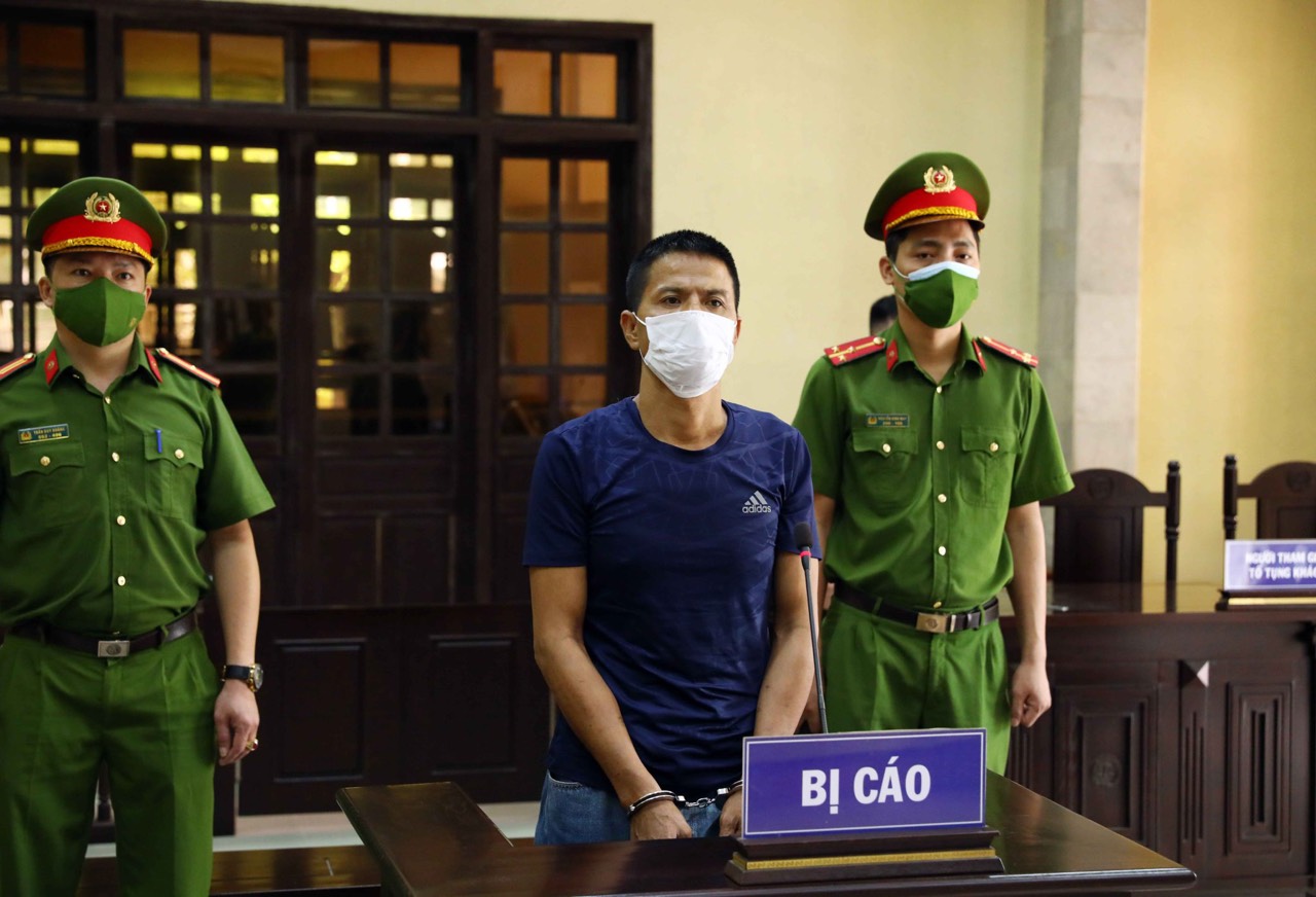 Hà Nội: Gã đàn ông bóp cổ công an, cầm gạch đe dọa đòi thông chốt kiểm soát dịch lĩnh án 33 tháng tù giam - Ảnh 1. Hà Nội: Gã đàn ông bóp cổ công an, cầm gạch đe dọa đòi thông chốt kiểm soát dịch lĩnh án 33 tháng tù giam - Ảnh 1.