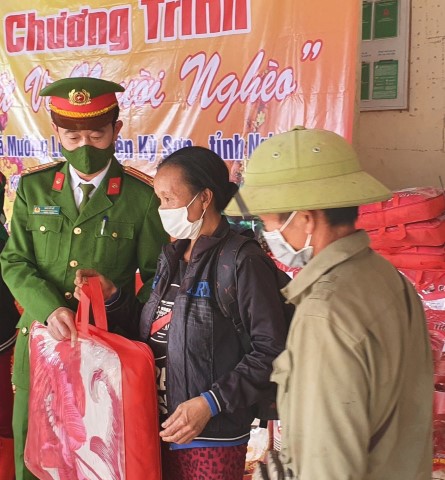 Công an Nghệ An: Phòng Cảnh sát kinh tế tặng quà “Tết vì người nghèo”  - Ảnh 1.
