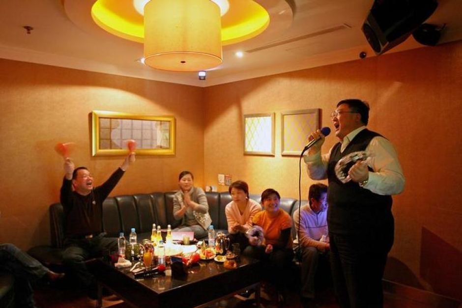 Vén màn dịch vụ ‘sung sướng’ núp bóng quán karaoke ở Trung Quốc: Các cô gái trẻ xếp hàng để được chọn, đồng ý ‘qua đêm’ vì sợ mất việc - Ảnh 1.
