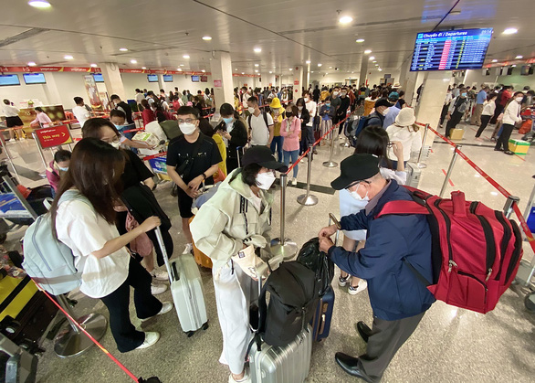 Sân bay Tân Sơn Nhất giải thích lý do đông nghẹt khách bất thường - Ảnh 1.