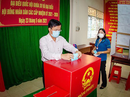 Ông Trần Văn Huyến - Phó Bí thư Thường trực Tỉnh ủy thực hiện quyền bầu cử đại biểu Quốc hội khóa XV và đại biểu HĐND các cấp, nhiệm kỳ 2021-2026.