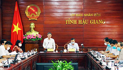 Ông Đồng Văn Thanh (đứng) - Phó Bí thư Tỉnh ủy, Chủ tịch UBND tỉnh lưu ý một số nội dung về dự thảo kế hoạch thực hiện Nghị quyết Phát triển công nghiệp, nông nghiệp, đô thị và du lịch giai đoạn 2021-2025.