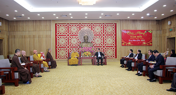 Nghệ An: Ban Trị sự Giáo hội Phật giáo thăm, tặng quà UBND tỉnh - Ảnh 1.