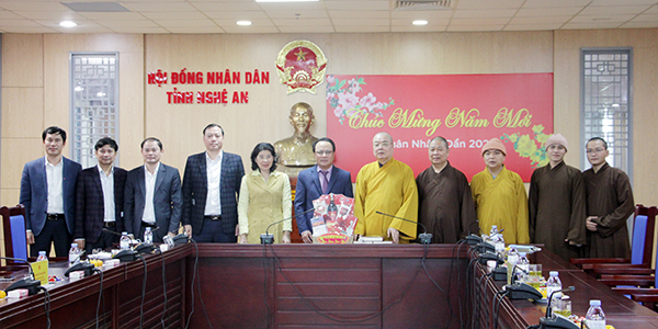 Nghệ An: Ban Trị sự Giáo hội Phật giáo thăm, tặng quà UBND tỉnh - Ảnh 3.