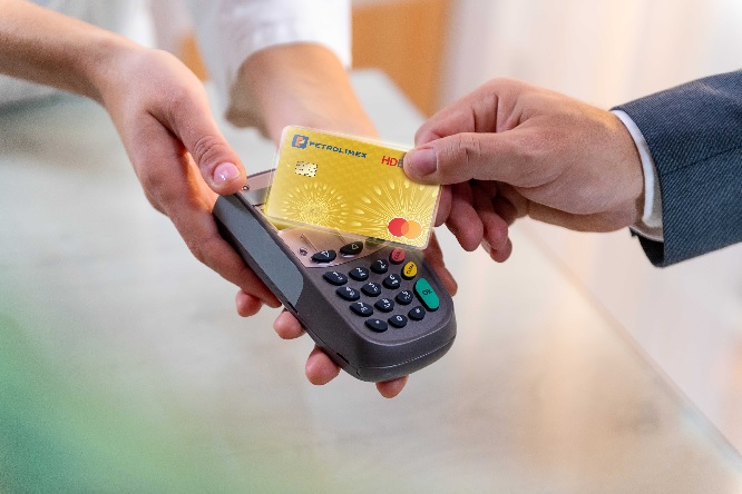 Thẻ HDBank Petrolimex 4 trong 1 nổi bật giữa xu hướng thanh toán không dùng tiền mặt - Ảnh 1.