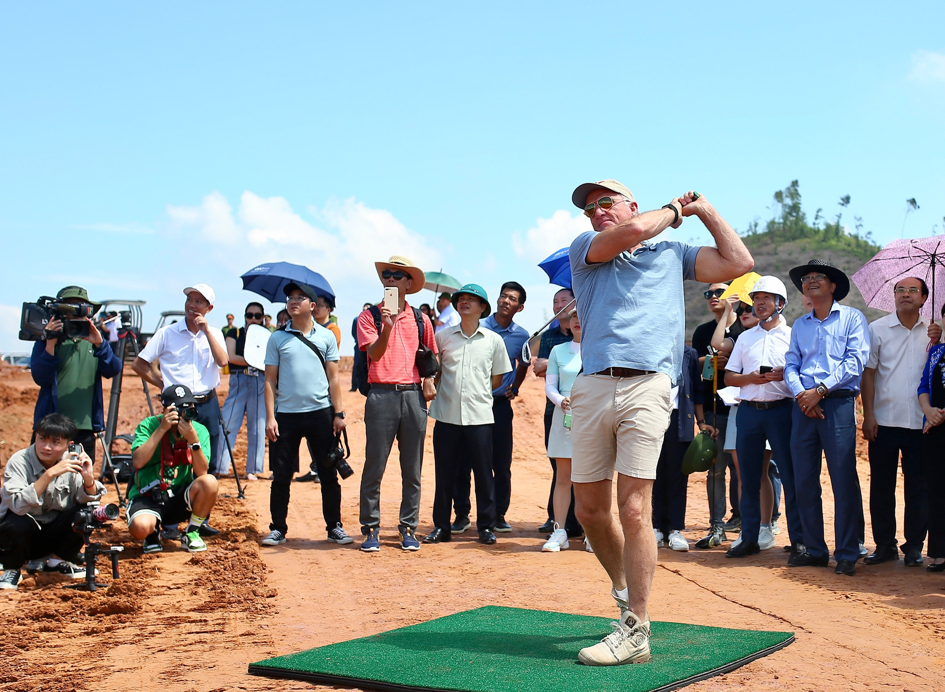 Cú swing đầu tiên của huyền thoại Greg Norman tại sân golf Văn Lang Empire - Ảnh 3.