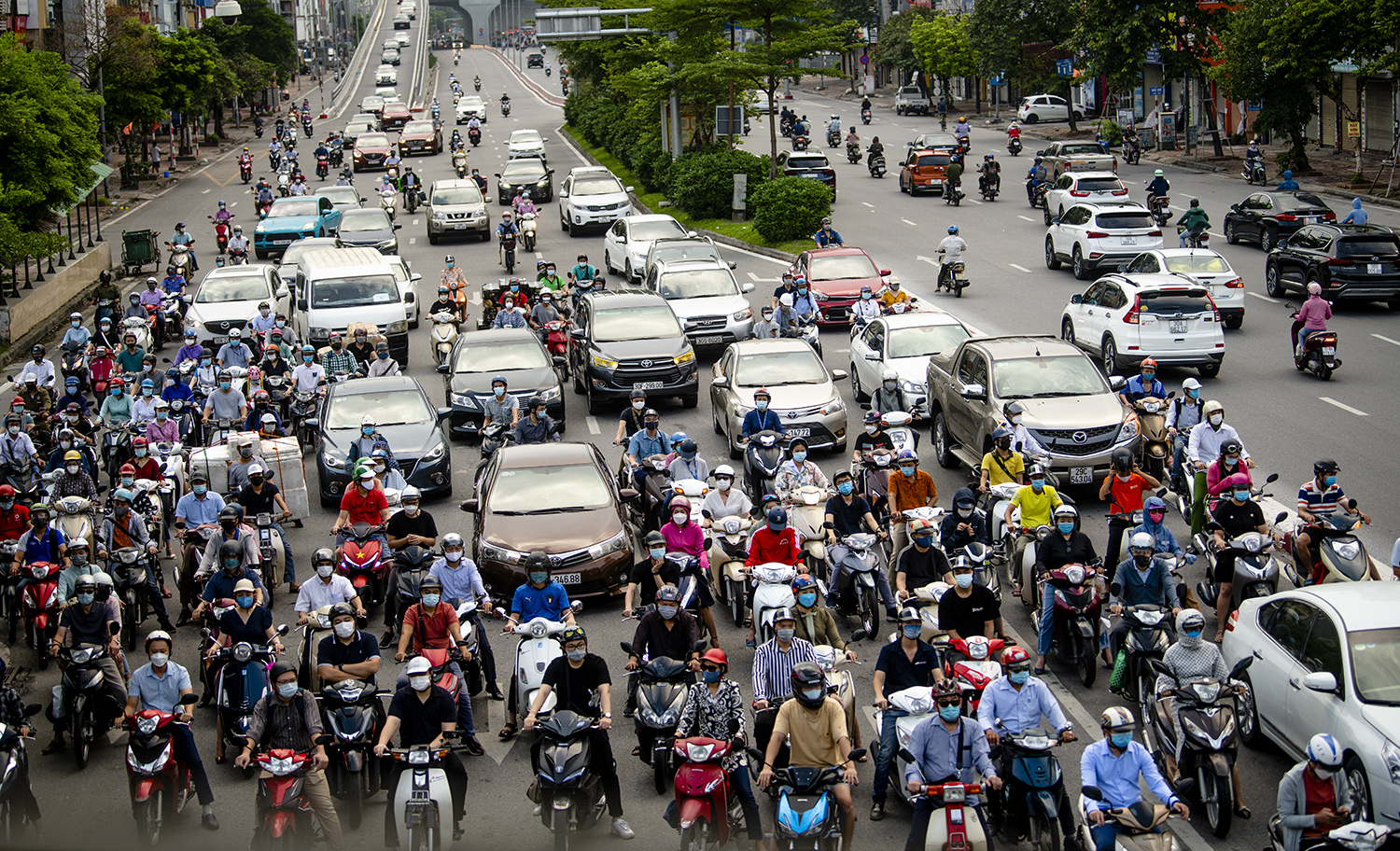 Hàng triệu người đi lại mỗi ngày đều cảm thấy an toàn hơn nhờ sự điều khiển giao thông chuyên nghiệp. Hãy xem hình ảnh để cảm nhận được sự bình yên và sự ổn định mà điều khiển giao thông mang lại.