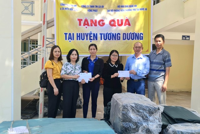 Hội Nhà báo tỉnh Nghệ An: Tiếp tục trao tặng gần 100 ủng hộ người dân vùng lũ - Ảnh 2.