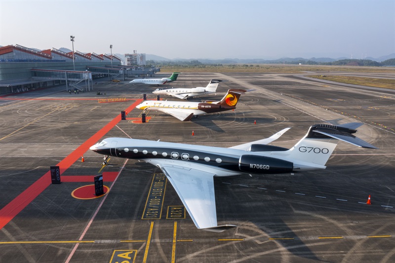 Những thế hệ máy bay mới nhất của Gulfstream tại triển lãm hàng không cao cấp đầu tiên ở Việt Nam - Ảnh 2.