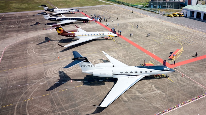 Những thế hệ máy bay mới nhất của Gulfstream tại triển lãm hàng không cao cấp đầu tiên ở Việt Nam - Ảnh 11.