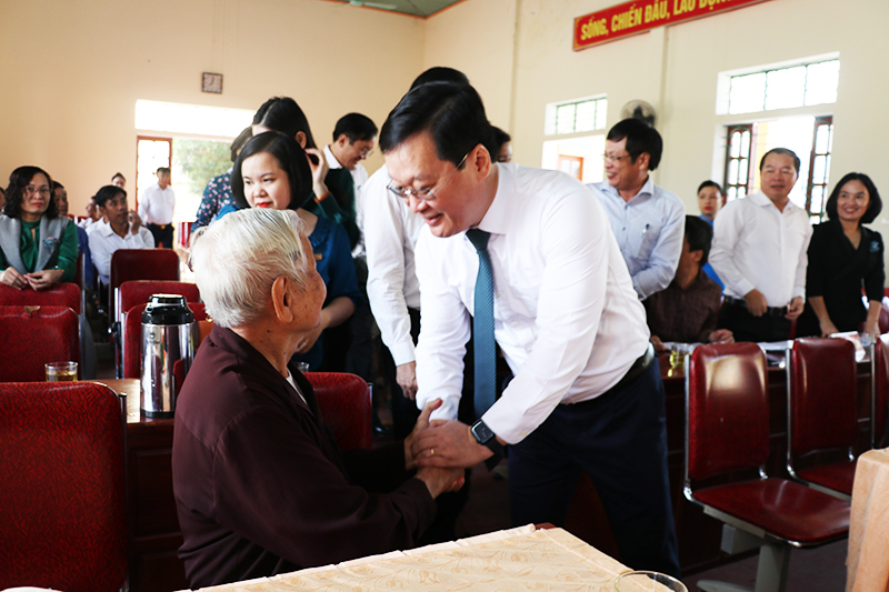 Nghệ An: Chủ tịch UBND tỉnh trao tặng Huy hiệu 75 tuổi Đảng cho đảng viên lão thành cách mạng  - Ảnh 3.